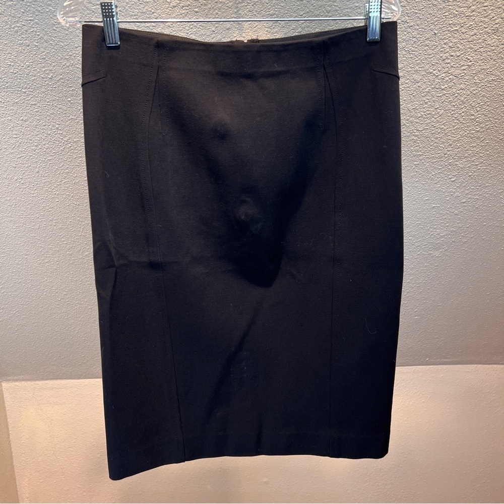 ANN TAYLOR BLACK PENCIL SKIRT. Hidden Elastic Waistband. Back Zipper. Size 8